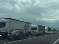 Многокилометровую пробку на трассе М-4 под Ростовом, заставшую врасплох автомобилистов, сняли на видео 