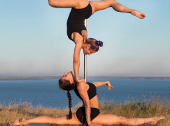 Восхитительный двойной шпагат с пилоном «над обрывом» показали сексуальные акробатки из Ростова