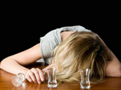 Женщина превратила 14-летнюю девочку в алкоголичку в Ростовской области