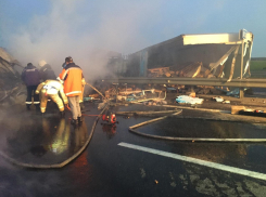 На трассе в Ростовской области после ДТП загорелась фура