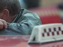 Двое рецидивистов избили таксиста и угнали его автомобиль в Ростовской области