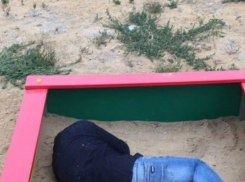 Ушатавшийся песочными куличиками парень на детской площадке рассмешил жителей Ростова