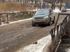 Героическое преодоление моста на улицу Локомотивную в Ростове попало на видео