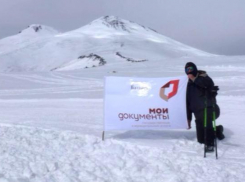 На Эльбрусе директор ростовского МФЦ установил флаг с символом любимой работы 