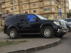Автоледи из новостройки отметилась хамской парковкой на тротуаре  в Ростове