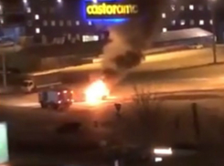Додрифтовавшаяся легковушка сгорела дотла на парковке супермаркета Ростова и попала на видео