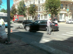 Серьезные травмы получил мотоциклист под колесами иномарки в центре Ростова