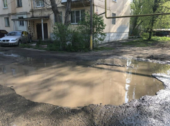 Расползающаяся по проезжей части «черная дыра» грозит поглотить автомобили и пешеходов под Ростовом