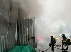 Пожарные ликвидировали возгорание на складе запчастей в Аксае