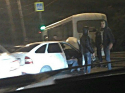 Пассажиры маршрутки попадали со своих мест после скоростного тарана легковушкой в Ростове