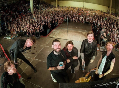 Низкорослая девушка ушла обиженной и злой с концерта группы БИ-2 в Ростове