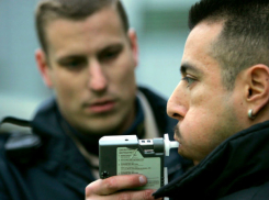 Троих «пьяных рецидивистов» за рулем авто и мотоциклиста обезвредили в Ростовской области  