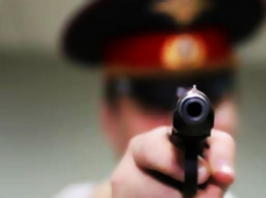Полицейские из Неклиновского района угрожали мужчине пистолетом и требовали 200 тысяч рублей 