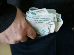 Доверчивый мужчина лишился крупной суммы наличных в Октябрьском районе Ростова