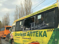Ростовская маршрутка без окна освежает пассажиров поздней осенью