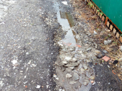 «Адовые ямы» появились на новой дороге в Ростове после сильного дождя