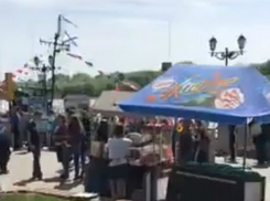 Предпраздничная репетиция военного парада блокировала движение по центру Ростова на видео