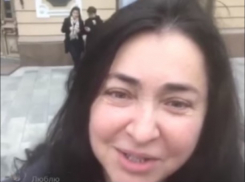 Лолита в центре Ростова фотографировалась с жителями и искала вкусных раков