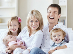 Семьям с маленькими мальчиками и девочками в Ростовской области за год выплатили многомиллионные пособия