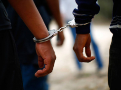 Банда во главе с рецидивистом совершила крупное «обувное» преступление против женщины в Донецке