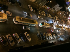 «Паровозик» из трамваев выстроился из-за дикой пробки в центре Ростова