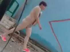 Обнаженная до тапочек «белая» женщина прогулялась по улицам и вызвала шок у ростовчан на видео