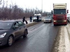 Автобус «Курганск - Ростов» врезался на трассе в большегруз: один человек получил травмы