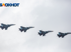 В небе над Ростовской областью начались тренировки истребителей и бомбардировщиков 