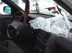 В Ростове грабитель разбил лобовое стекло автомобиля и украл женскую сумку