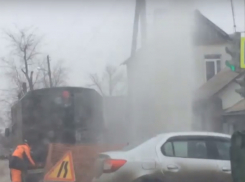 Похожий на гейзер мощный напор воды «вырвался» из-под земли в Ростове