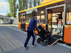 Водителей автобусов в Ростове научили обращаться с маломобильными гражданами