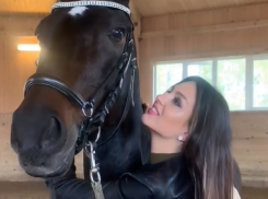 Брошенная экс-королем Малайзии Оксана Воеводина стала наездницей