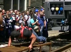 Мощный силач из Ростовской области сдвинул с места 400-тонный электровоз