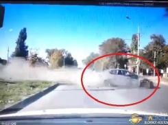 В Ростове иномарка, сбившая женщину с ребенком, попала в объектив видеорегистратора