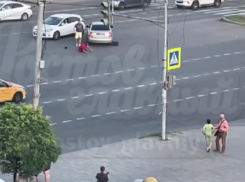 В Ростове водитель избил пешехода, который перебегал дорогу рядом с «зеброй»