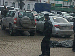 Внезапная смерть мужчины на остановке в центре Ростова перепугала горожан