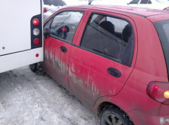 Жаркий спор из-за двух царапин после ДТП устроили маршрутчик и водитель иномарки в Ростове