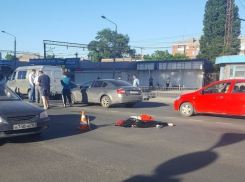 Спешащую домой с полными пакетами продуктов женщину сбил насмерть грузовик в Ростове-на-Дону