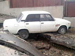В жуткую западню на поплывшем асфальте попал припаркованный автомобиль в центре Ростова