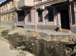 Воняющая лужа с зародившейся в ней новой жизнью отравила жизнь жителям Ростова