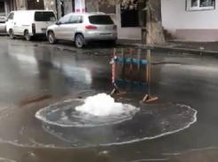 Коммунальный фонтан, забивший из канализационного люка, оставил без воды жителей в центре Ростова