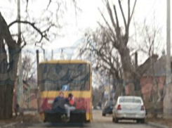 Экстремальную езду прицепившихся к трамваю подростков бурно одобрили жители Ростова 