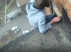 Экстремальными трюками на крыше многоэтажки похвастали безбашенные ростовские подростки на видео