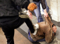 Лежащего на земле в полукоматозном состоянии мужчину обнаружили прохожие в Ростове