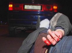 Молодой мужчина мучительно погиб под колесами «Жигулей» на темной дороге Ростова