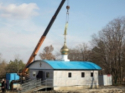 На месте сожженной часовни в парке Собино в Ростове установили временный храм 