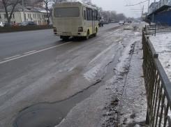 Опасный ледяной каток из протекающего люка сделал экстремальной езду на маршрутках в Ростове