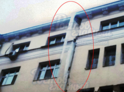 «Ледяных убийц» заметили испуганные прохожие на крыше жилой многоэтажки в Ростове