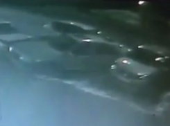 Мощный таран иномаркой трех припаркованных автомобилей сняли на видео в Ростове