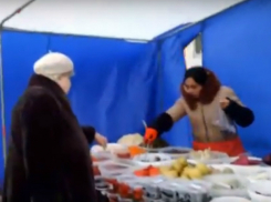 Откровенно травящие людей скоропортящимися продуктами уличные торговцы Ростова попали на видео